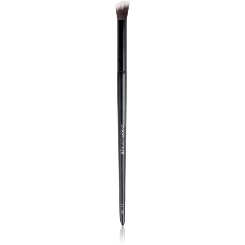 Brushworks Angled Blending šikmý štětec na oční stíny typ NO. 15 1 ks - parfo.cz